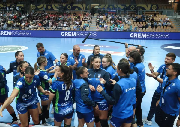 Slovenska ženska rokometna reprezentanca je v prvem krogu skupinskega dela kvalifikacij za nastop na evropskem prvenstvu 2026 v Kopru premagala Belgijo z 29:22 (17:8).