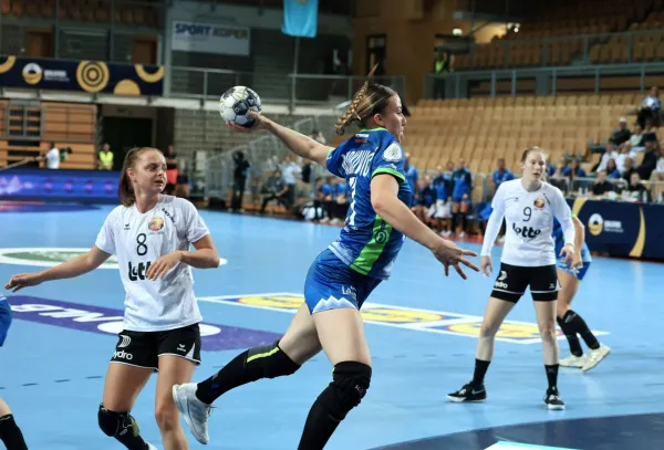 Slovenska ženska rokometna reprezentanca je v prvem krogu skupinskega dela kvalifikacij za nastop na evropskem prvenstvu 2026 v Kopru premagala Belgijo z 29:22 (17:8).