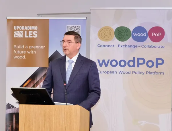 Dr. Aleš Musar je poudaril pomen lesa v Sloveniji in predstavil novo predsedniško delovno mizo kot primer dobre prakse. 