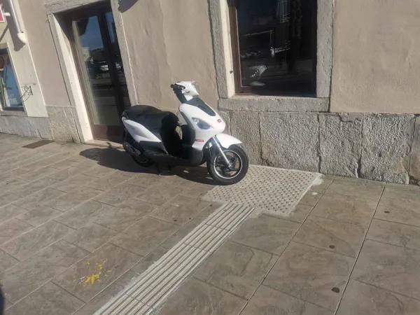 Koper, slepi in slabovidni, motor ovira na ulici