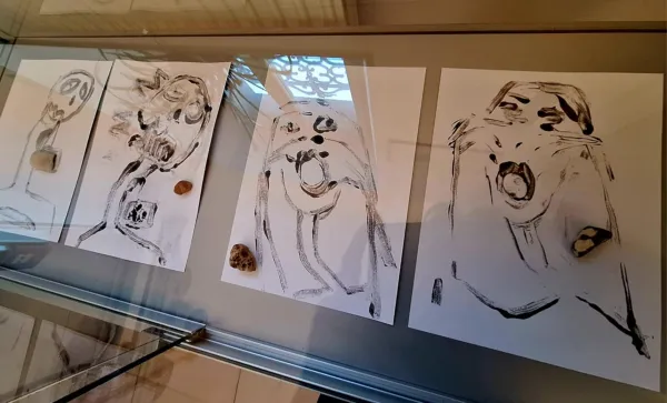 Razstavo Beržanovih del spremljajo ilustracije Nele Poberžnik.