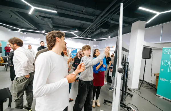 Med idejami tudi algoritem, ki pametno ogreje ali ohladi pisarno