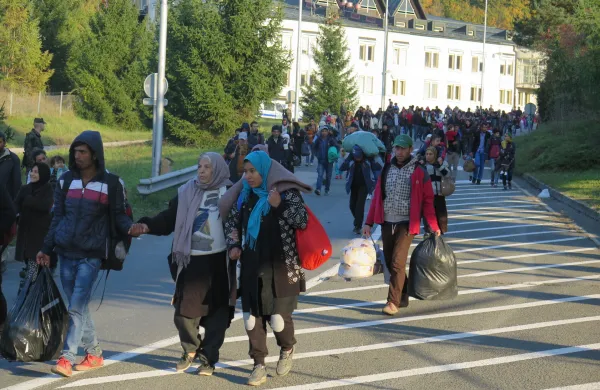 Begunci prehajajo iz nastanitvenega centra v Sentilj proti avstrijski strani mejnega prehoda; SentiljASE