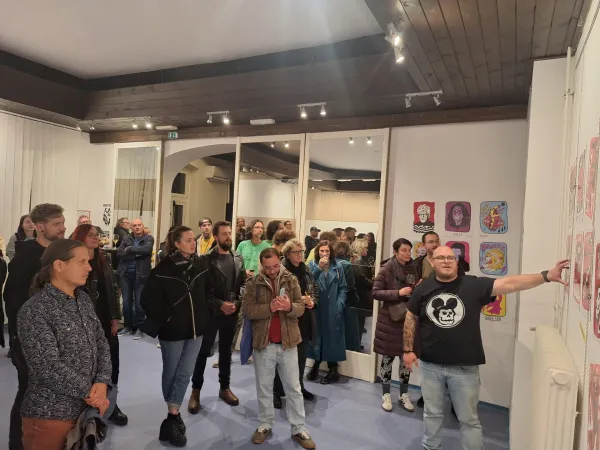 Etienne Chelleri je prisotne popeljal po razstavi in tudi po spiralah svojega notranjega kaosa.