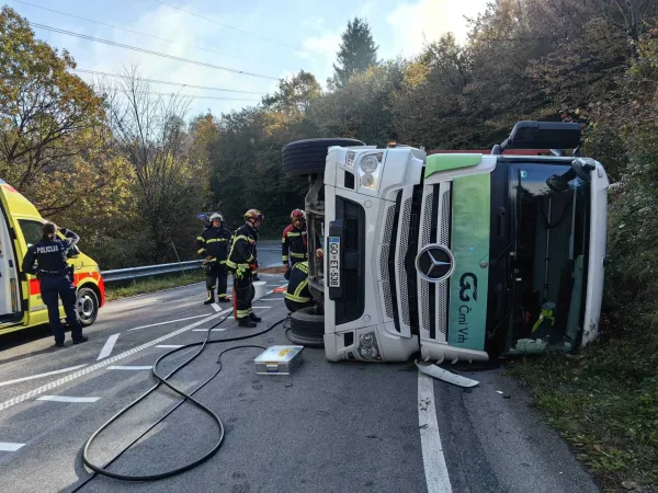 Planina: Prevrnil tovornjak s hlodovino