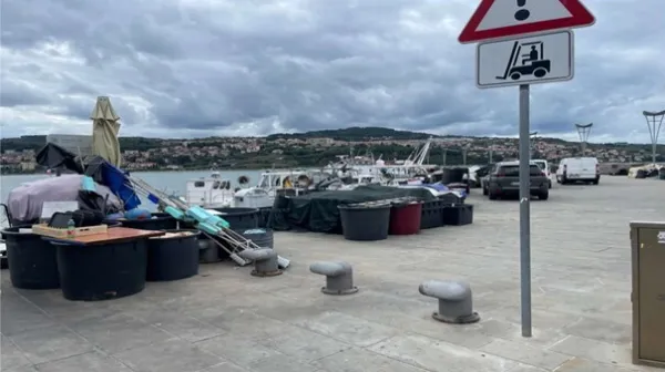 Na ribi&scaron;kem pomolu je gneča, zato bodo ribiči mreže hranili v &Scaron;alari