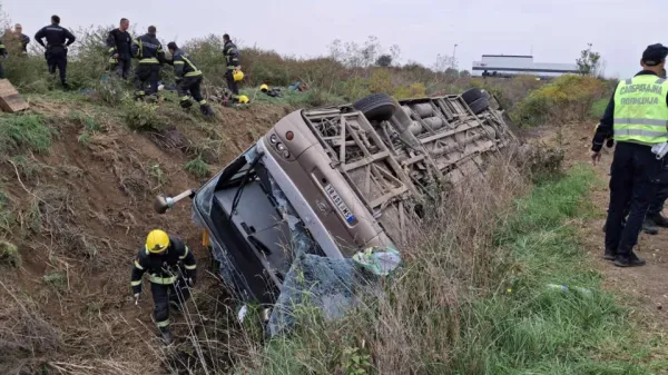 V nesreči avtobusa v Srbiji dva mrtva, 80 ranjenih.