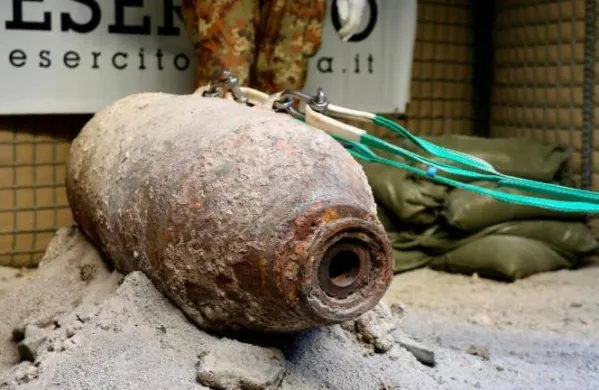 230-kilogramsko bombo bodo predvidoma po 12. uri razstrelili na odprtem morju (LUCA TEDESCHI/FOTODAMJ@N)