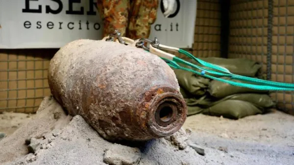 230-kilogramsko bombo bodo predvidoma po 12. uri razstrelili na odprtem morju (LUCA TEDESCHI/FOTODAMJ@N)