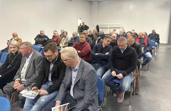 Slovenski prevozniki so na zboru v Celju opozorili na tezave v panogi.