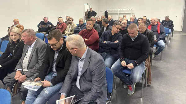 Slovenski prevozniki so na zboru v Celju opozorili na tezave v panogi.