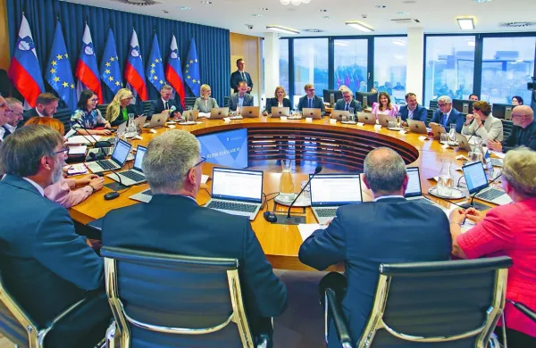 Vlada bi letos občinam denar za božičnico povrnila iz proračuna