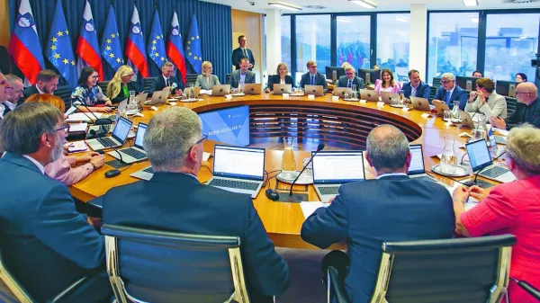 Vlada bi letos občinam denar za božičnico povrnila iz proračuna