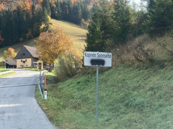 Vandalski napadi na dvojezicne krajevne table na avstrijskem Koroskem.