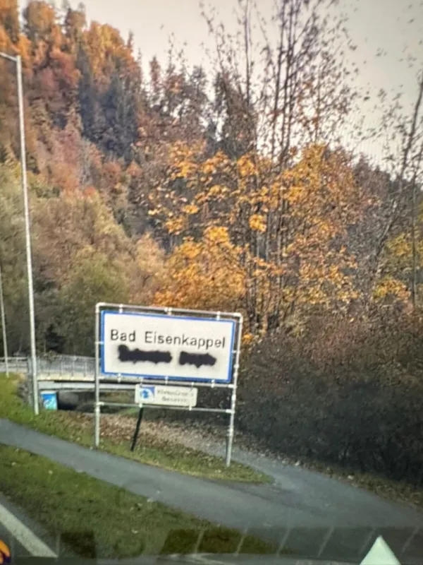 Avstrija, Zelezna Kapla.Vandalski napadi na dvojezicne krajevne table na avstrijskem Koroskem.Foto: Narodni svet Koroskih Slovencev