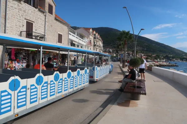 Na Braču je manj zaposleno le “ministrstvo” za plažno kulturo