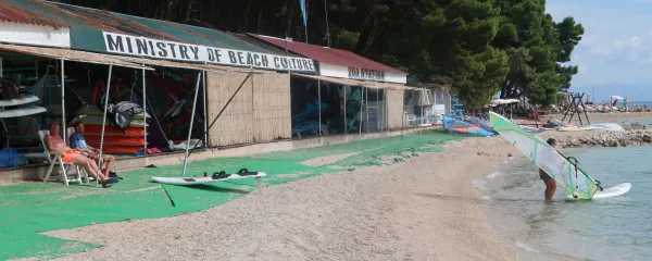 Na Braču je manj zaposleno le “ministrstvo” za plažno kulturo