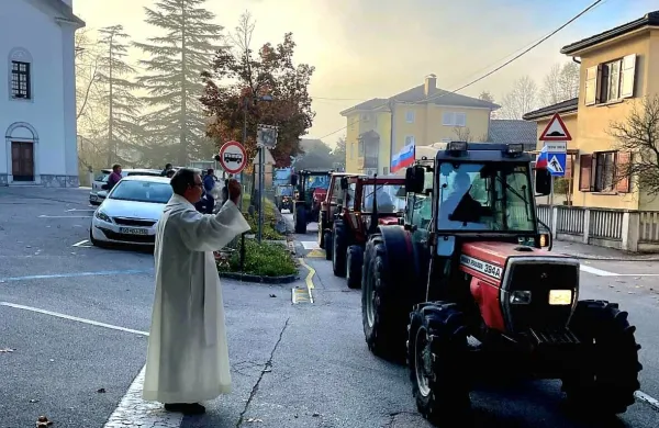 V Tolminu blagoslovili 18 traktorjev