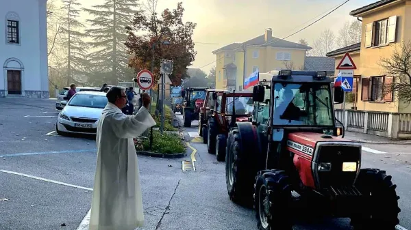 V Tolminu blagoslovili 18 traktorjev