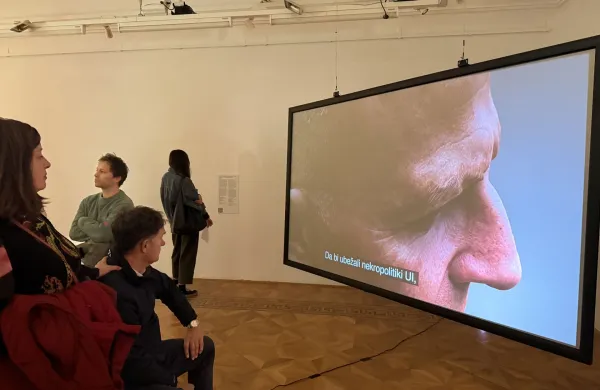 Delo Sanele Jahić, ki raziskuje vzvode delovanja umetne inteligence