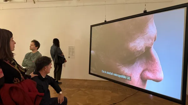 Delo Sanele Jahić, ki raziskuje vzvode delovanja umetne inteligence