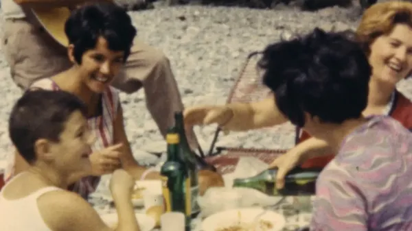 Prizor iz družinskega arhiva Anje Medved in Nadje Velušček