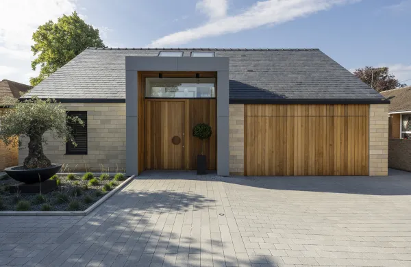 Dom, ki se nadaljuje na dovozu