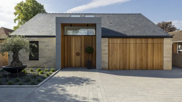 Dom, ki se nadaljuje na dovozu