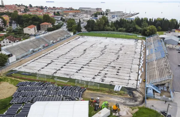Stadion Izola, NK Izola, Menjava trave, zamenjava trave, umetna trava, nogometno igrisce