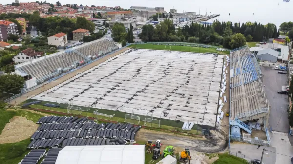 Stadion Izola, NK Izola, Menjava trave, zamenjava trave, umetna trava, nogometno igrisce