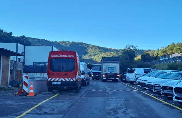 Tovornjaki povzročajo pravi prometni zamašek v Šalari