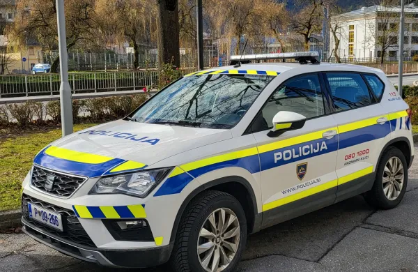 policija, idrija policijsko vozilo