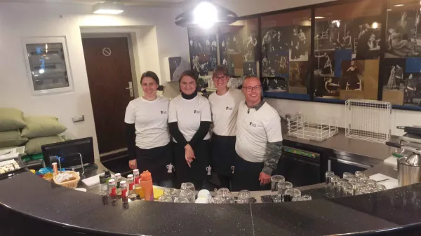 Koper, Kafe Verde, Sara Kocjančič (druga z desne), Dimitrij (prvi z desne)