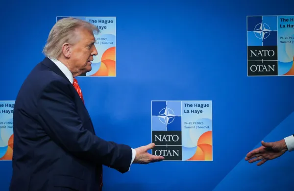 Nizozemska, Haag.Skupinsko fotografiranjem pred Vrhom zveze Nato, ki se ga udelezuje tudi predsednik vlade Robert Golob.Predsednik ZDA Donald Trump.