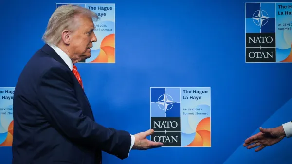 Nizozemska, Haag.Skupinsko fotografiranjem pred Vrhom zveze Nato, ki se ga udelezuje tudi predsednik vlade Robert Golob.Predsednik ZDA Donald Trump.