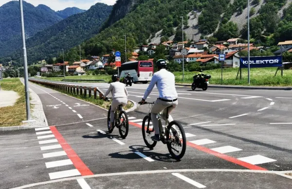 Po silovitem trčenju so voznika oživljali