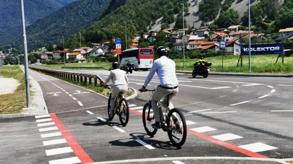 Po silovitem trčenju so voznika oživljali