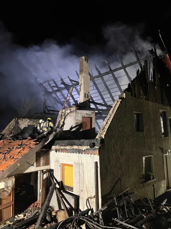 Gorenja Kanomlja: zagorelo ostrešje stanovanjske hiše