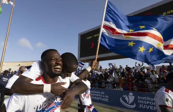 Veseli zelenortski navijač slavi z nogometašem uvrstitev na World Cup 2026.