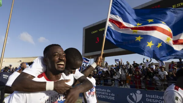 Veseli zelenortski navijač slavi z nogometa&scaron;em uvrstitev na World Cup 2026.