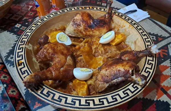 Testo, prepojeno z omako, in pečen piščanec - sočno, začinjeno in še kako okusno.