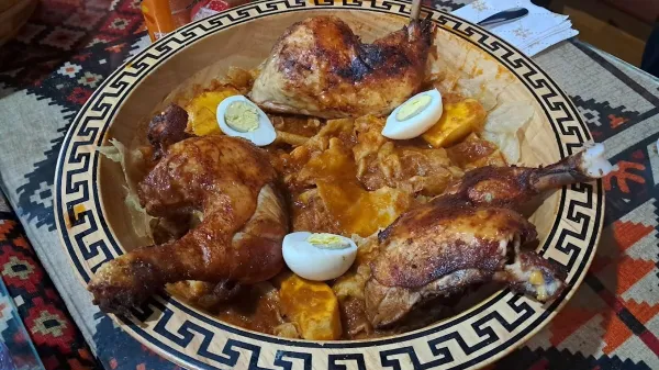 Testo, prepojeno z omako, in pečen piščanec - sočno, začinjeno in še kako okusno.