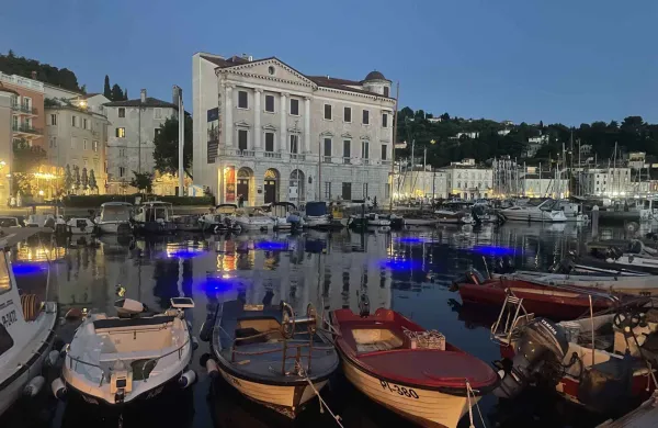 Piran, luči, Mandrač, modra, osvetlitev