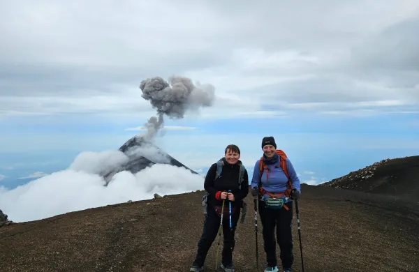Na vrhu vulkana Acatenango (3976 metrov) z razgledom na vulkan Fuego.