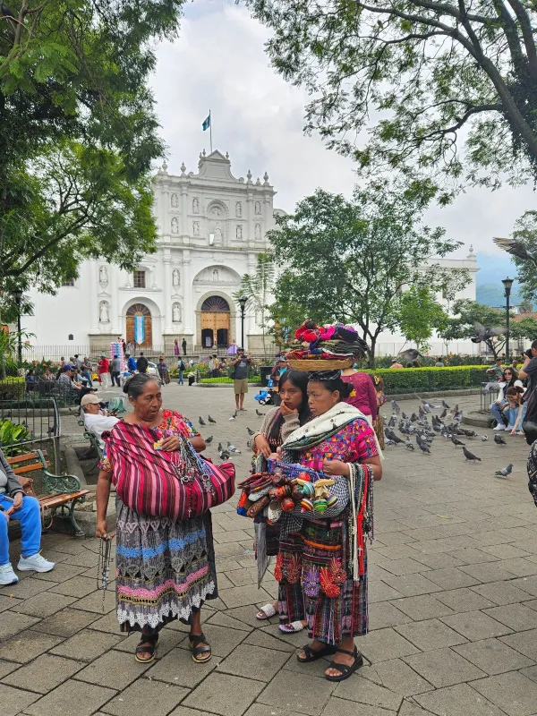 Domorodke na glavnem trgu Antigve.