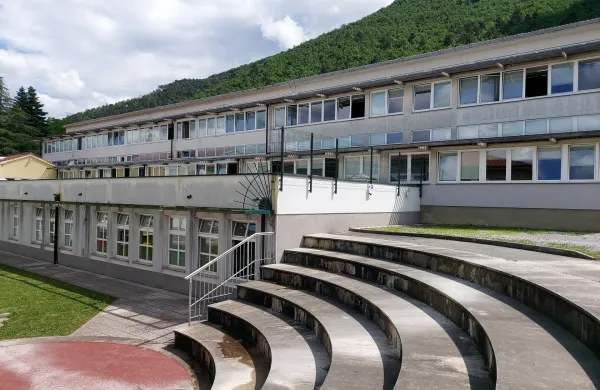 Upajo, da je bilo letošnje poletje zadnje, ko so imeli v učilnicah 30 stopinj