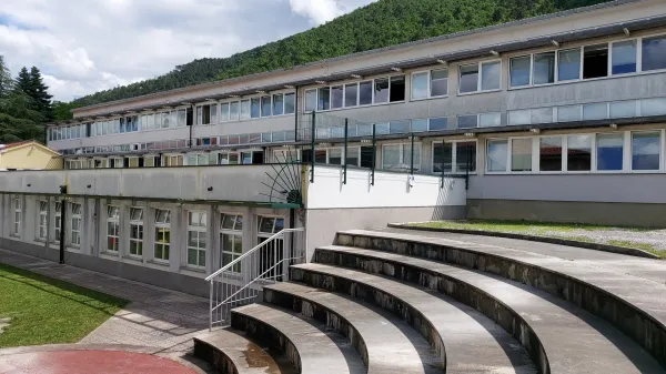 Upajo, da je bilo letošnje poletje zadnje, ko so imeli v učilnicah 30 stopinj