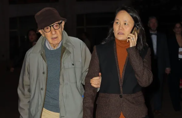  Woody Allen z ženo Soon-Yi Previn na newyorškem Broadwayuu, kjer sta skupaj uživala v muzikalu Ragtime.