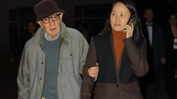  Woody Allen z ženo Soon-Yi Previn na newyorškem Broadwayuu, kjer sta skupaj uživala v muzikalu Ragtime.