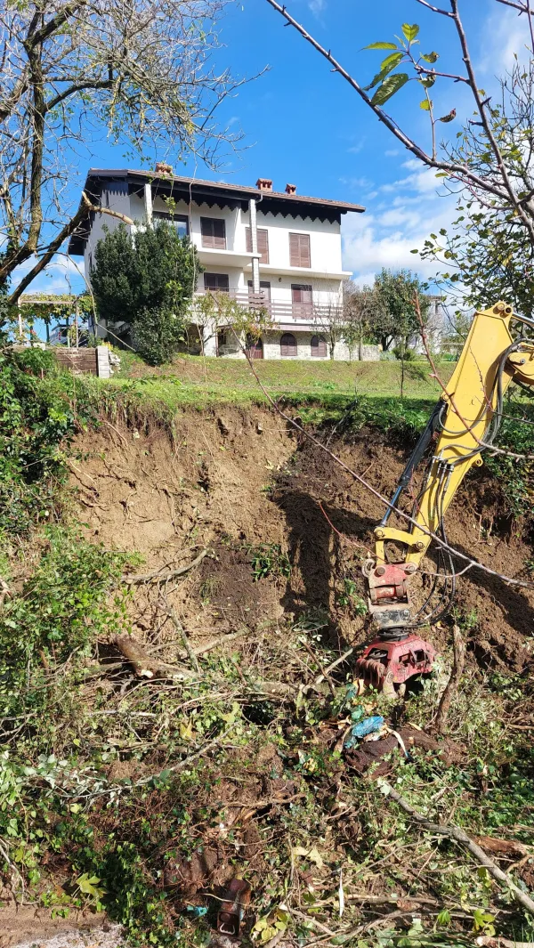 Hiše na fotografiji plaz ne ogroža.